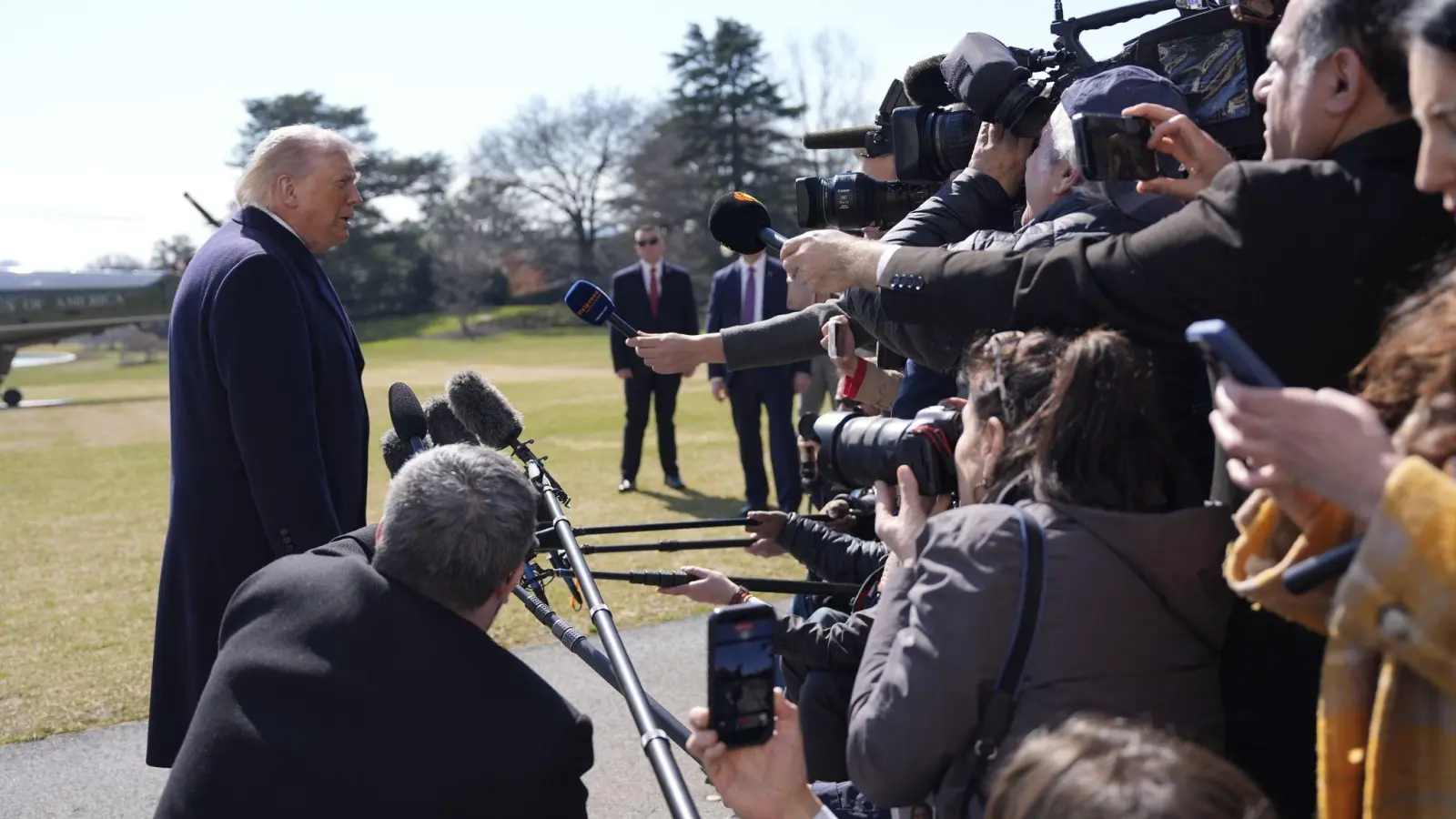 „Es könnte durchaus zu einer friedlichen Übernahme Kubas kommen“, sagt US-Präsident Trump - und lässt viele Fragen offen. (Foto: Alex Brandon/AP/dpa)