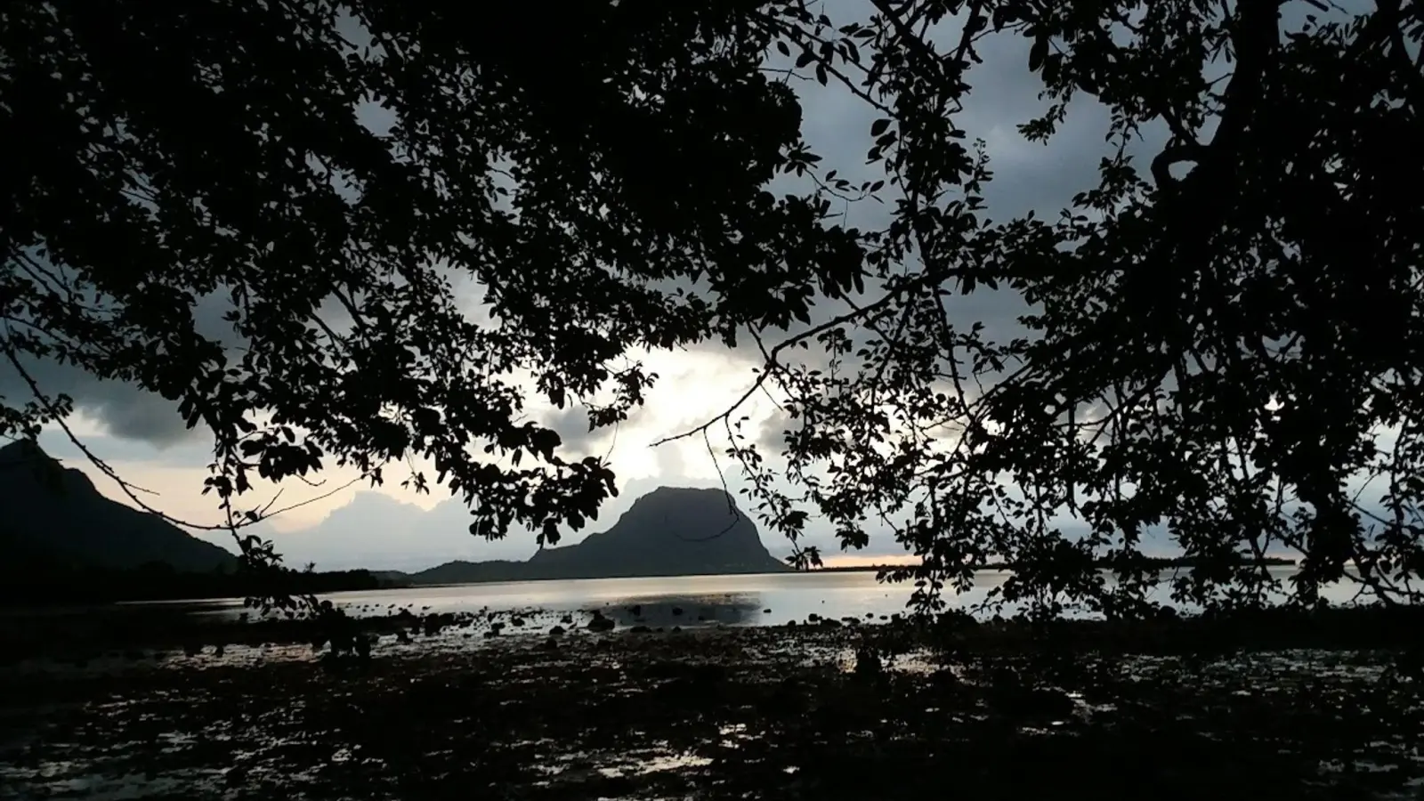 Der Berggipfel Le Morne Brabant auf Mauritius (Foto: Vel Moonien/dpa)