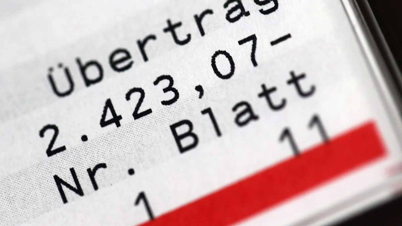 Der häufigste Grund für ein überzogenes Girokonto sind hohe Lebenshaltungskosten für Miete, Lebensmittel und Mobilität. (Foto: Mascha Brichta/dpa-tmn)