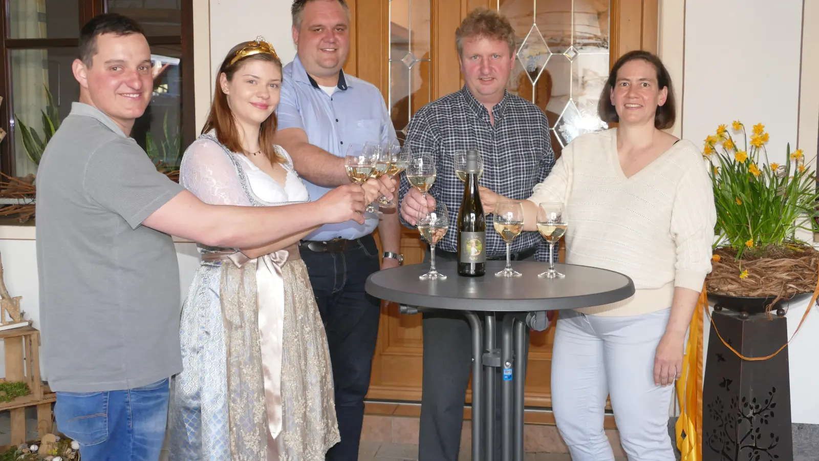 Die Ipsheimer Weinkönigin Alina I. (Zweite von links) stellte zusammen mit den Vorstandsmitgliedern des Weinbauvereins Ipsheim, Max Merkel, Stefan Eber, Thomas und Sonja Schönleben (von links) den „Bacchus feinherb“ vor, den sie als Königinnenwein für 2023 ausgewählt hat. (Foto: Sylvia Fehlinger)