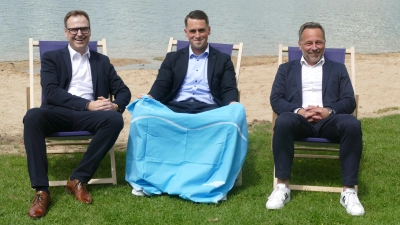 Bei der Wiedereröffnung des Obernzenner Sees haben es sich in Liegestühlen gemütlich gemacht (von links): Landrat Dr. Christian von Dobschütz, Bürgermeister Johannes Weiß und Thomas Keller, Leiter des Wasserwirtschaftsamtes Ansbach. (Foto: Helmut Meixner)