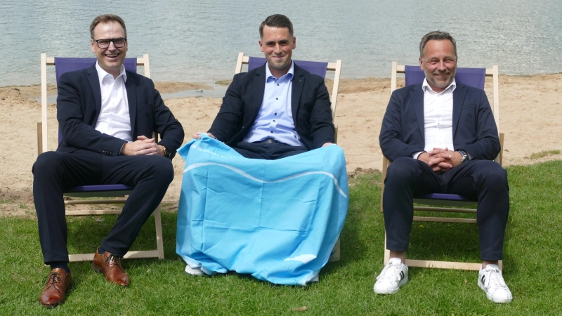 Bei der Wiedereröffnung des Obernzenner Sees haben es sich in Liegestühlen gemütlich gemacht (von links): Landrat Dr. Christian von Dobschütz, Bürgermeister Johannes Weiß und Thomas Keller, Leiter des Wasserwirtschaftsamtes Ansbach. (Foto: Helmut Meixner)