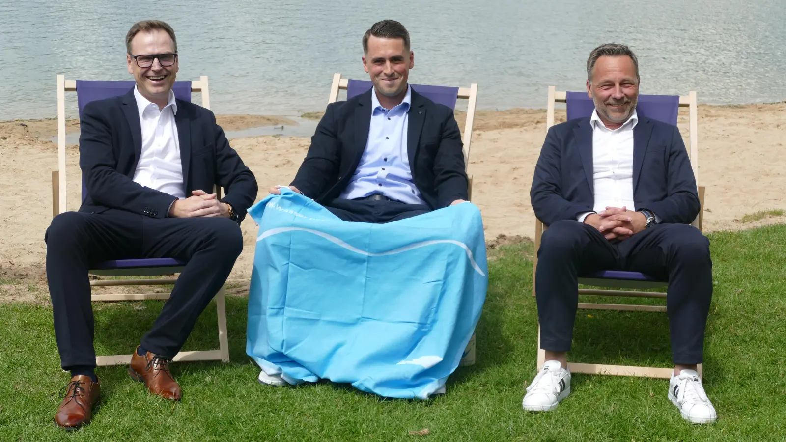 Bei der Wiedereröffnung des Obernzenner Sees haben es sich in Liegestühlen gemütlich gemacht (von links): Landrat Dr. Christian von Dobschütz, Bürgermeister Johannes Weiß und Thomas Keller, Leiter des Wasserwirtschaftsamtes Ansbach. (Foto: Helmut Meixner)