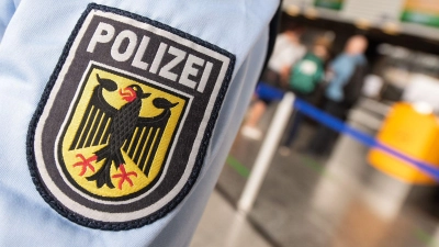 Die Bundespolizei entdeckte die gefälschten Diplomatenpässe bei der Kontrolle. (Symbolbild) (Foto: Boris Roessler/dpa)