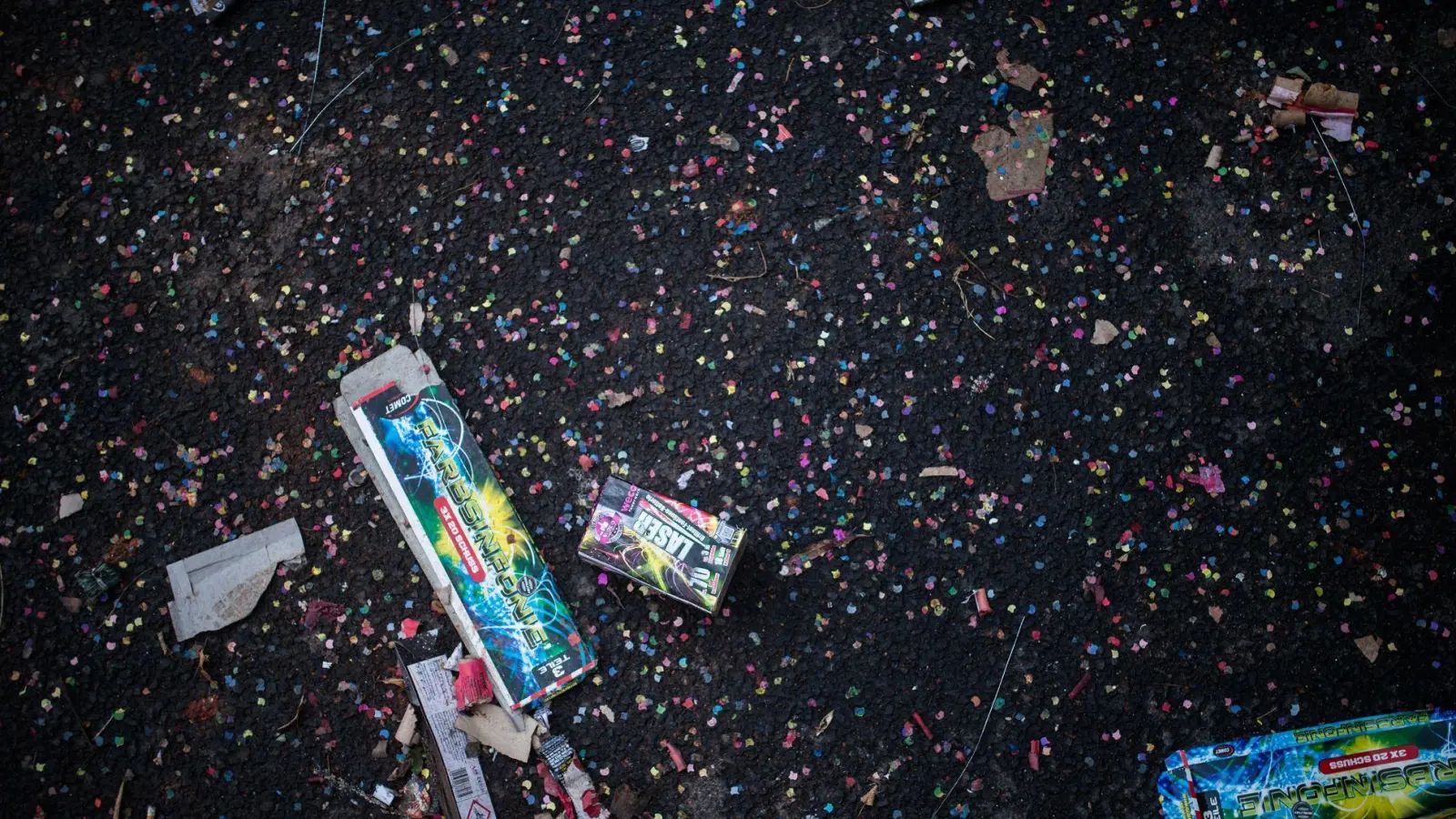 Nach der Party ist vor dem Aufräumen - doch wohin mit den Überresten von Feuerwerkskörpern, Konfetti und Co.? (Foto: Sophia Kembowski/dpa/dpa-tmn)