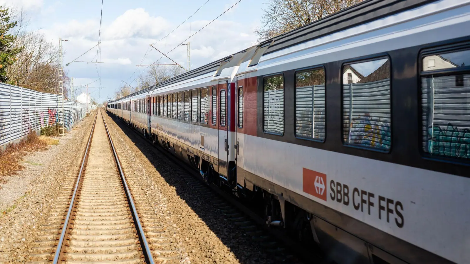 Ein Eurocity-Zug auf der Strecke Zürich-München ist wegen einer Rauchentwicklung geräumt worden. (Archivbild) (Foto: Philipp von Ditfurth/dpa)