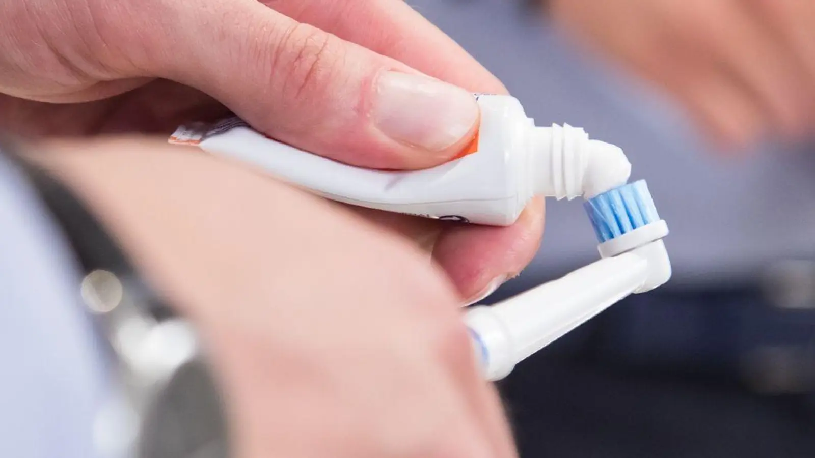 Wer eine elektrische Zahnbürste aus der Drogerie nutzt, muss auf Extras verzichten. Zum Beispiel auf Apps, mit denen sich das Zahnputzverhalten analysieren lässt. (Foto: Christin Klose/dpa-tmn)