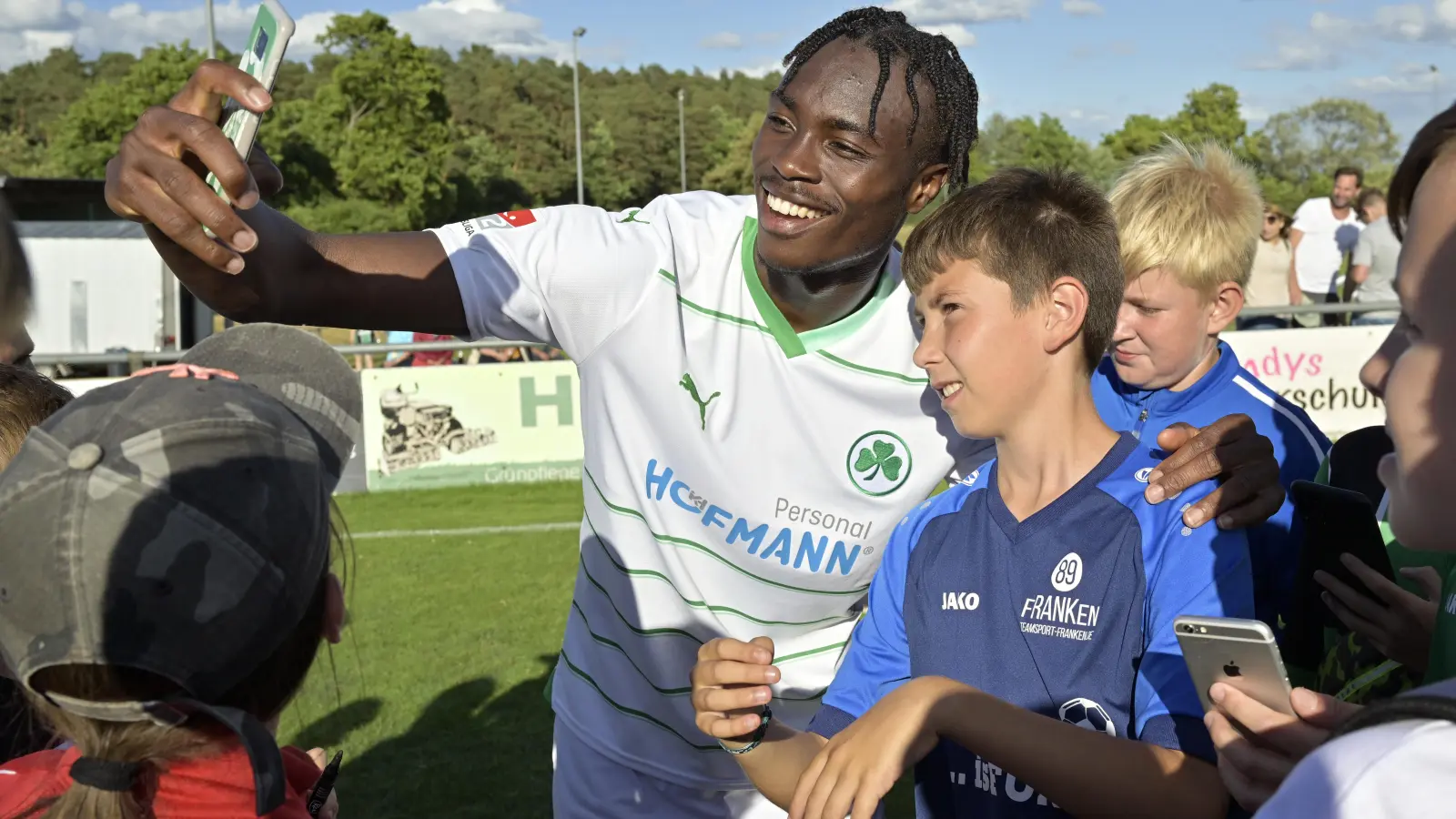 Selfies mit ihm waren gefragt: Der Fürther Dickson Abiama hatte einen lupenreinen Hattrick erzielt und musste deswegen nach dem Spiel auch zahlreiche Autogramme schreiben. (Foto: Martin Rügner)