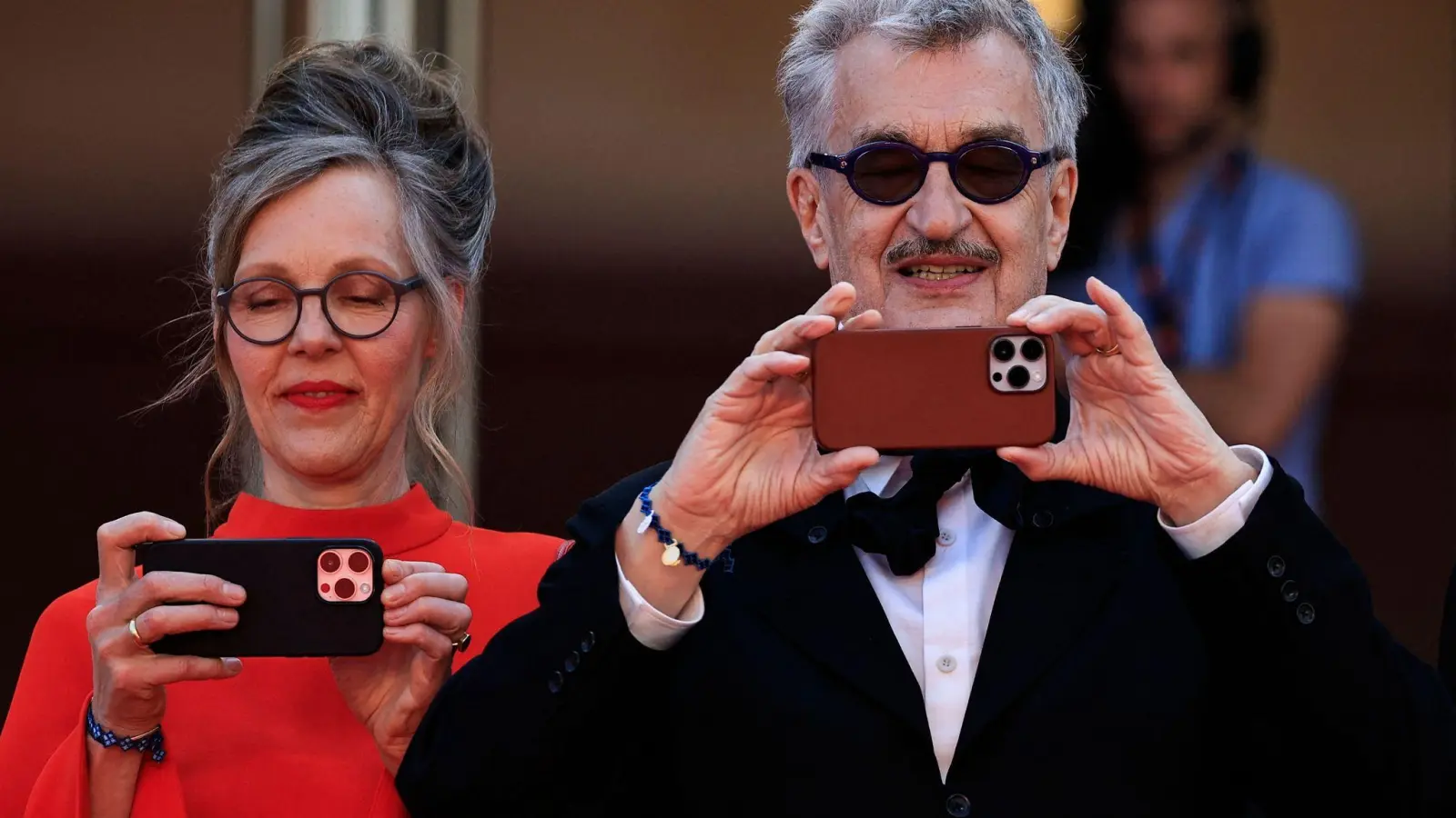 Sie ist vom Fach: Regisseur Wim Wenders macht mit seiner Frau Donata - die als Fotografin arbeitet - Fotos bei den Filmfestspielen in Cannes. (Foto: Valery Hache/AFP/dpa)