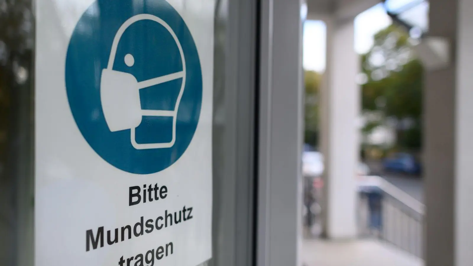 Ein Schild weist an der Tür eines Krankenhauses in Dresden auf die Maskenpflicht hin. (Foto: Robert Michael/dpa-Zentralbild/dpa)