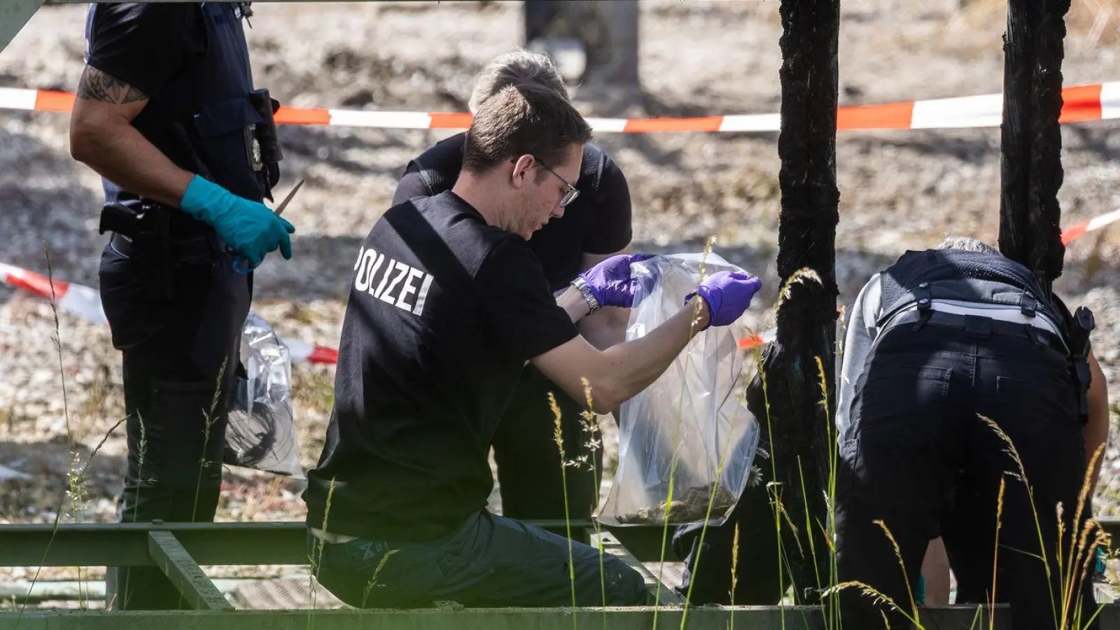 Die Ermittler gehen allen Hinweisen und Spuren nach.  (Foto: Christoph Schmidt/dpa)