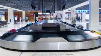 Spannende Momente: Das Gepäckband läuft an. (Foto: Christophe Gateau/dpa/dpa-tmn)