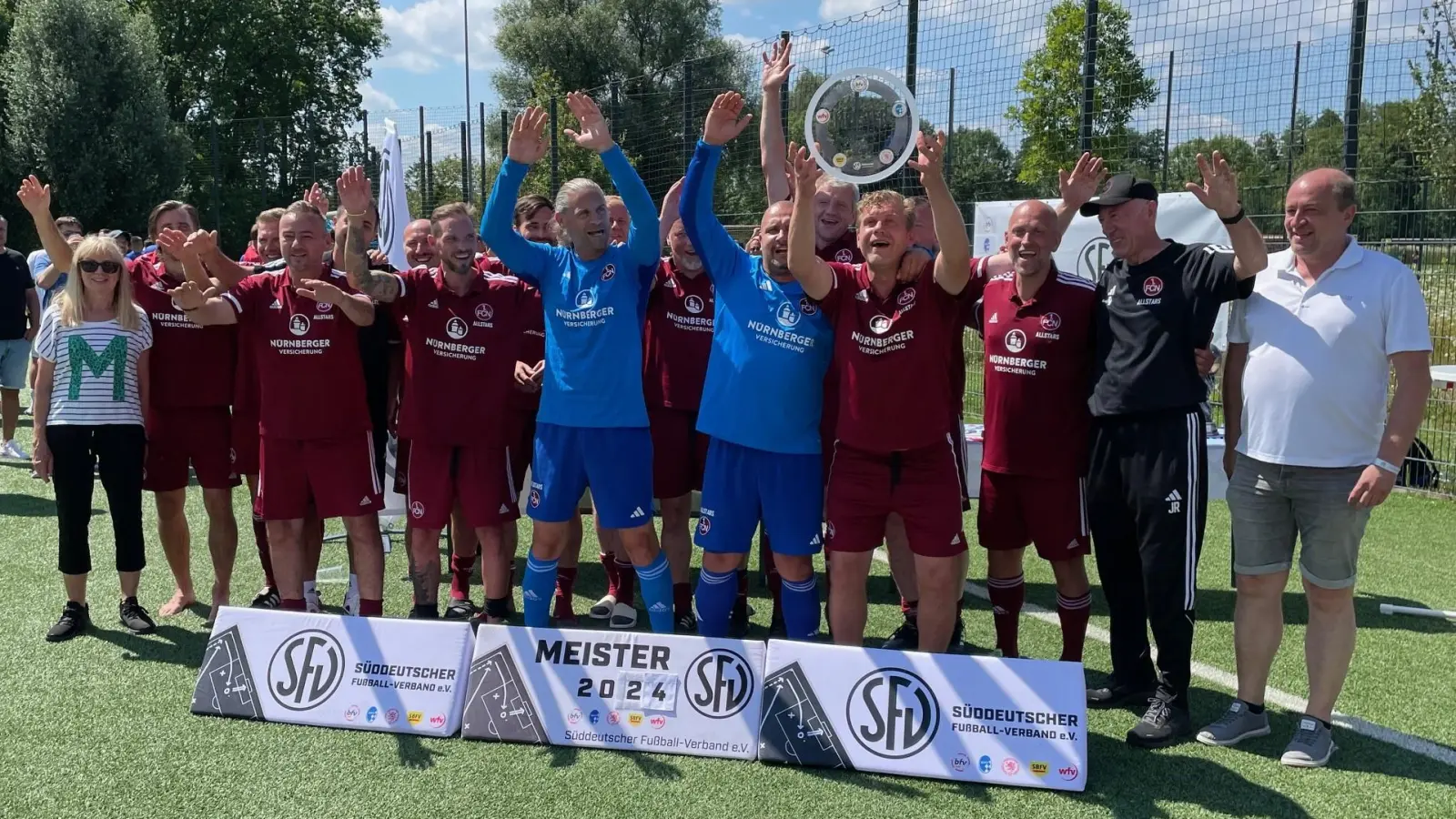 Club-Oldies feiern die Süddeutsche Meisterschaft. Mit der Schale Andreas Wolf. (Foto: Bayerischer Fußball-Verband)