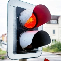 Nach einem Blitzeinschlag bleiben die Schranken an einem Bahnübergang erstmal geschlossen. (Symbolbild/Archiv) (Foto: Hauke-Christian Dittrich/dpa)