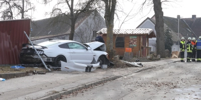 Vier Personen wurden bei dem Unfall in Kurzendorf verletzt. (Foto: NEWS5 / Markus Zahn)