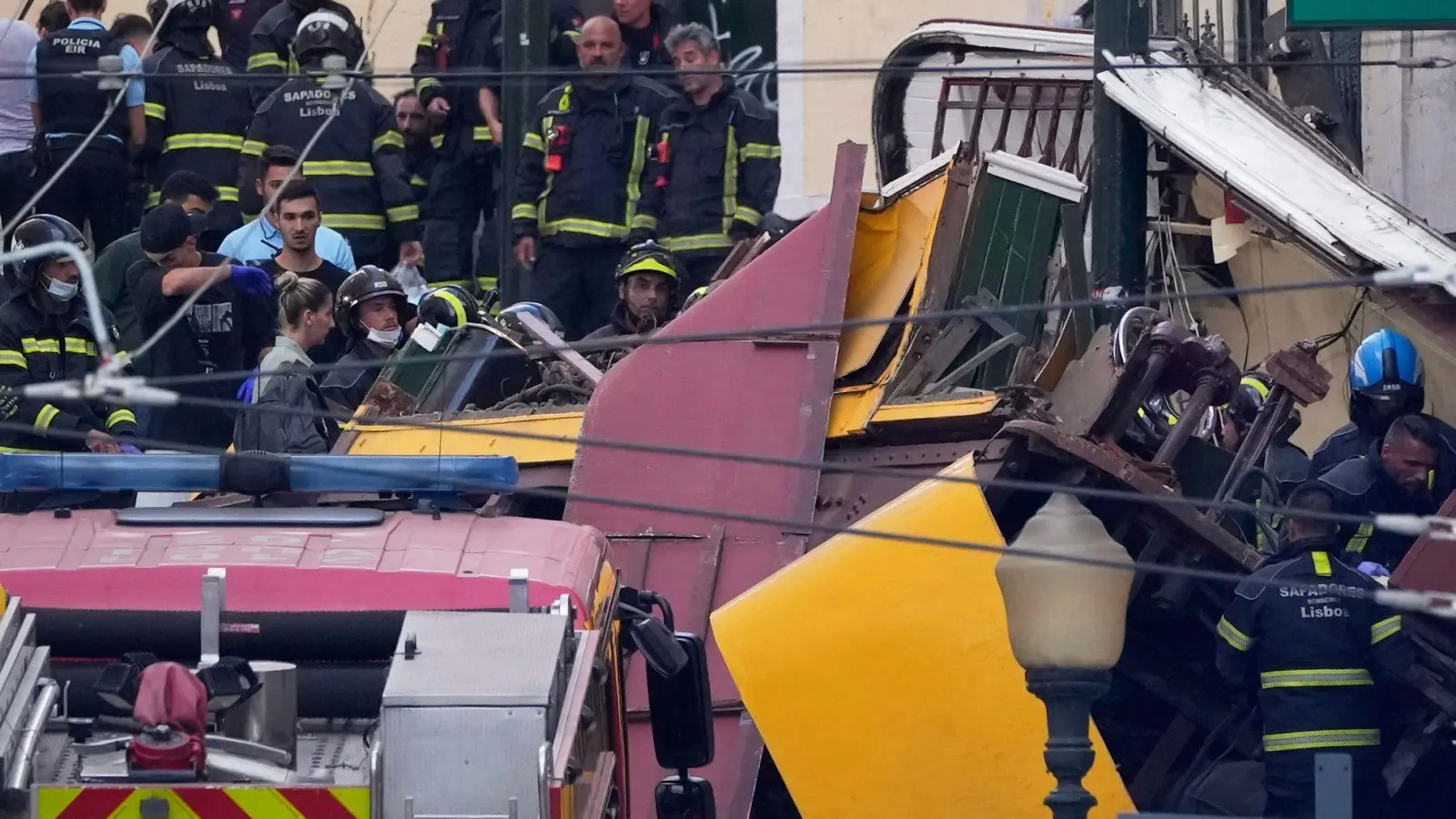Rettungskräfte arbeiten in Lissabon an der Stelle, an der eine Standseilbahn entgleist ist. (Foto: Armando Franca/AP/dpa)