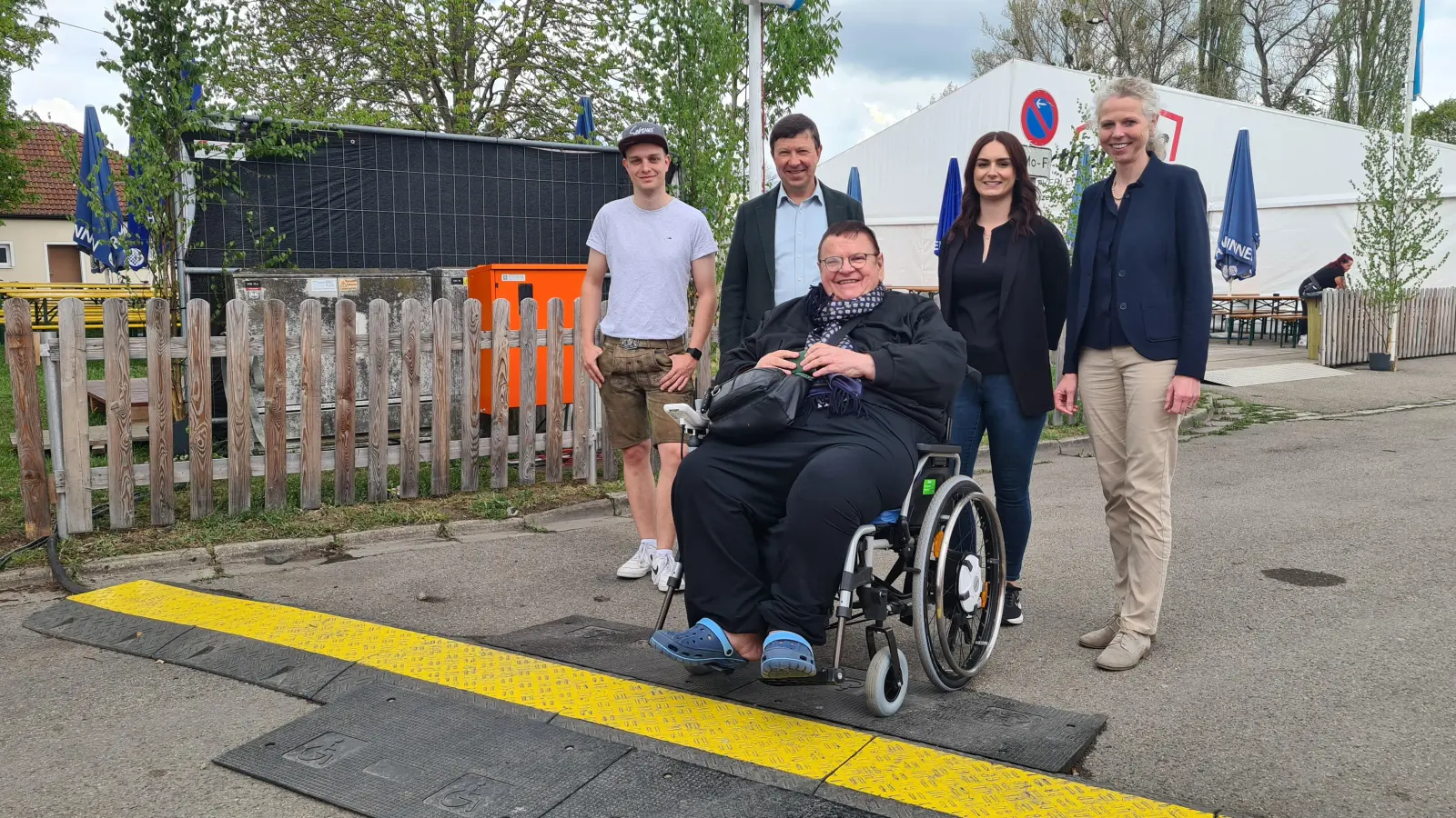 Dr. Benno Bulitta (Mitte) ist überaus zufrieden mit den neuen Rampen. Sein Dank gilt (von links) Jochen Schauer, Jürgen Heckel, Daniela Übler und Birgit Grübler. (Foto: Anna Franck)