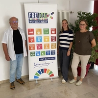 Bechhofens Schulleiter Gerhard Bräunlein freute sich über die Auszeichnung für seine Schule. Ergotherapeutin Daniela Kaminski und Ganztagskoordinatorin Susanne Früh (rechts) unterstützen das Projekt „Frei-Day”.  (Foto: Lisa-Maria Liebing)