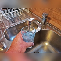 Für viele ist es selbstverständlich, dass sauberes Wasser aus der Trinkleitung kommt. Doch so selbstverständlich ist das gar nicht: Dahinter stehen sehr viel Planerei und teure Investitionen. (Archivbild: Jürgen Binder)