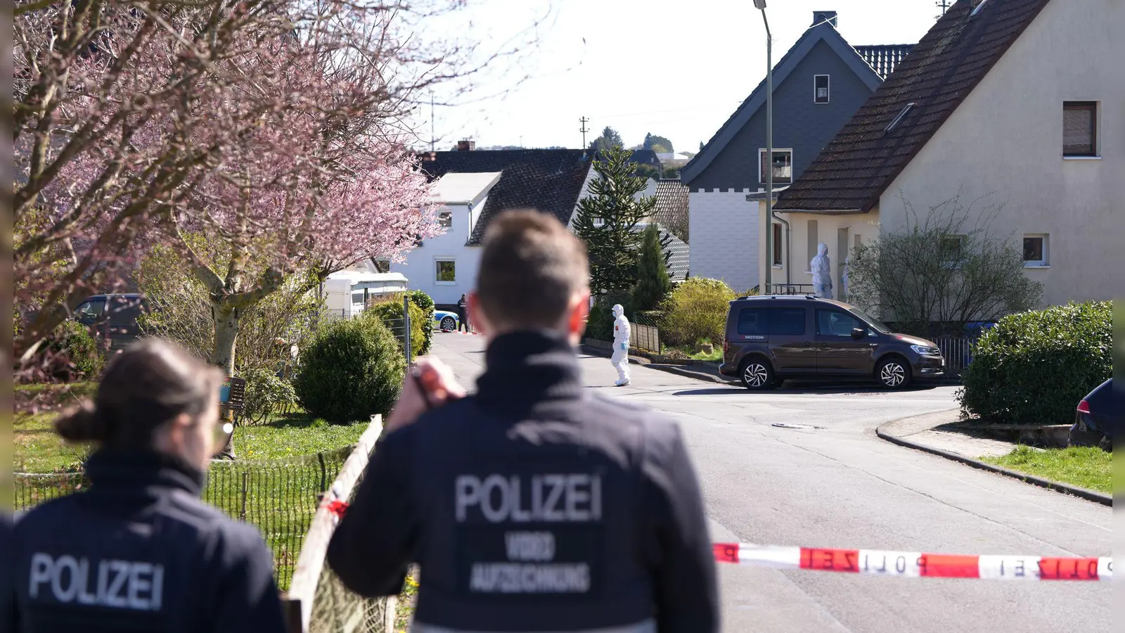 Bei den Ermittlungen zu dem Dreifachmord im Westerfald geht die Polizei auch möglichen Lebenszeichen des Tatverdächtigen im Internet nach.   (Foto: Thomas Frey/dpa)