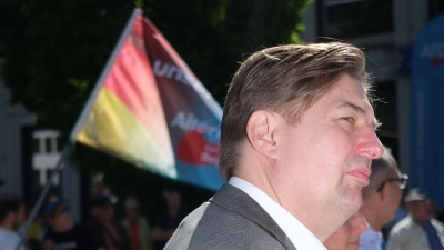 Maximilian Krah ist erstmals nach Bekanntwerden des Spionagefalls bei seinem Mitarbeiter wieder öffentlich aufgetreten. Hier bei einer AfD-Kundgebung in Chemnitz. (Foto: Sebastian Willnow/dpa)