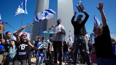 Menschen demonstrieren in Tel Aviv gegen die Pläne der israelischen Regierung. (Foto: Ariel Schalit/AP)