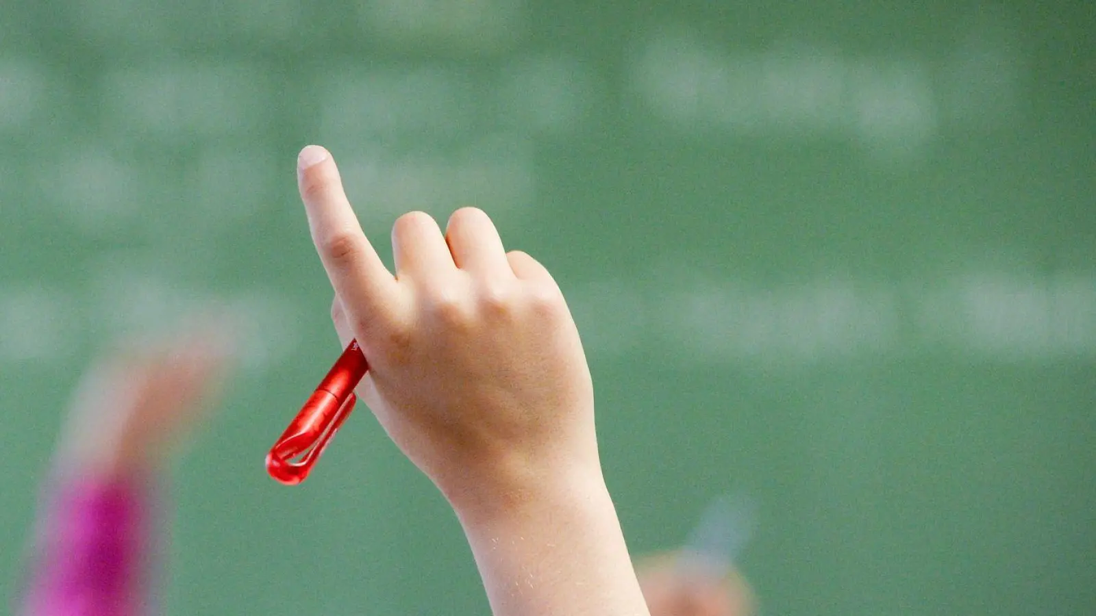 Mit dem Startchancen-Programm sollen nach sozialen Faktoren ausgewählte Schulen gefördert werden, damit die dortigen Kinder ihre Talente besser entdecken können. (Illustration)  (Foto: Marijan Murat/dpa)