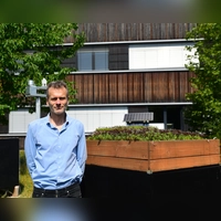 Dr. Andreas Ratka vor dem Messstand in Triesdorf: Hier werden die physikalischen Parameter für das Projekt „GreenQ” festgelegt, an dem die Hochschule Weihenstephan-Triesdorf beteiligt ist.  (Foto: Irmeli Pohl)