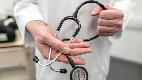 Ein Arzt hält ein Stethoskop in der Hand. (Foto: Patrick Seeger/dpa/Symbolbild)