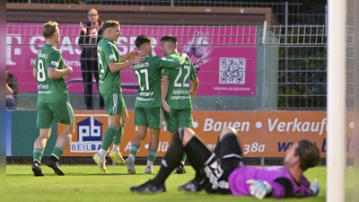So sah das aus im Hinspiel: Die Ansbacher (von links Niklas Seefried, Riko Manz, Björn Angermeier und Sven Landshuter) bejubeln ein Tor, Viktoria-Torhüter Max Grün ist geschlagen.  (Foto: Martin Rügner)