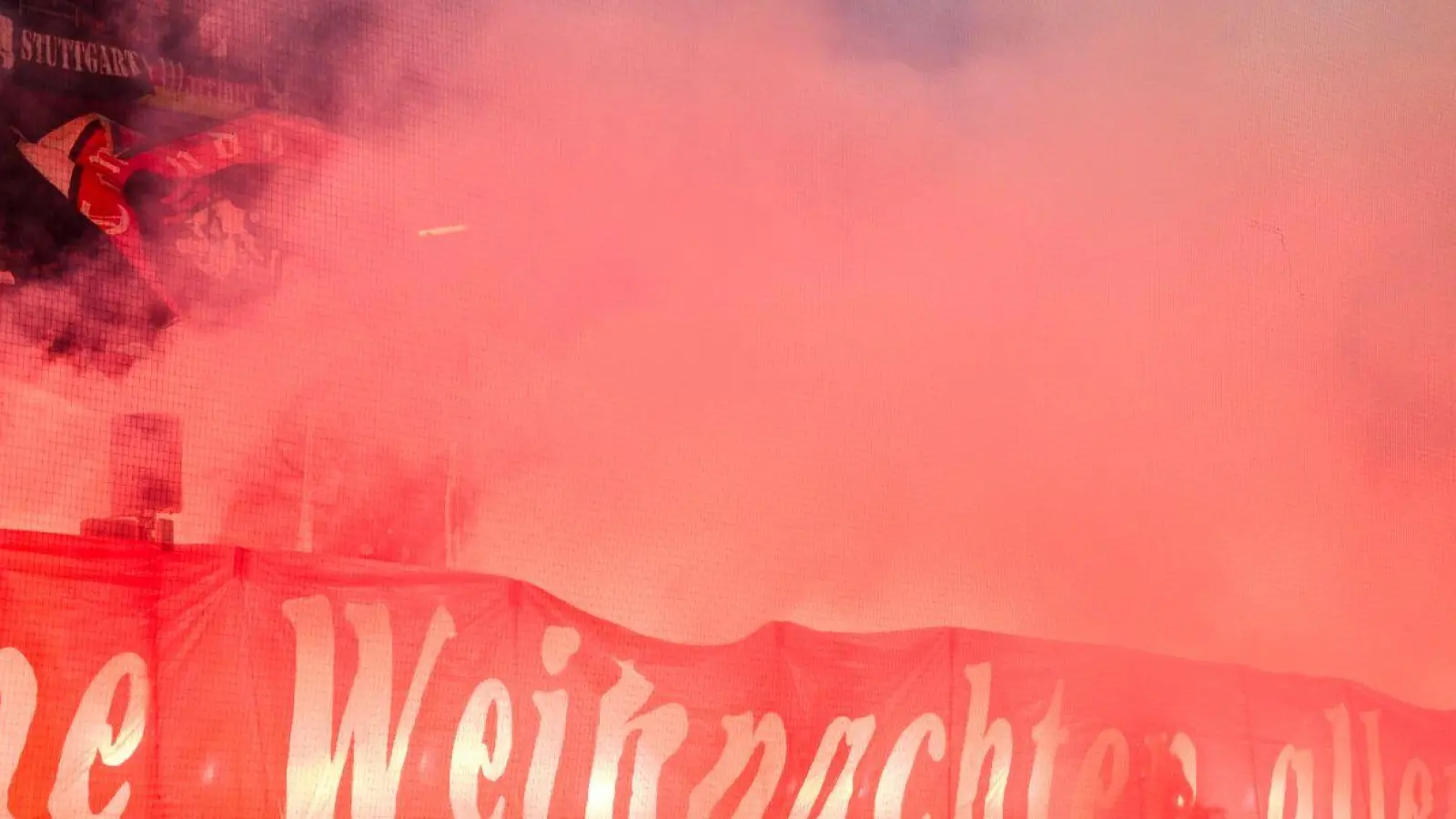 Für das Fan-Vergehen beim Heimspiel der Stuttgarter gegen Augsburg muss der VfB 70.000 Euro zahlen. (Foto: Tom Weller/dpa)