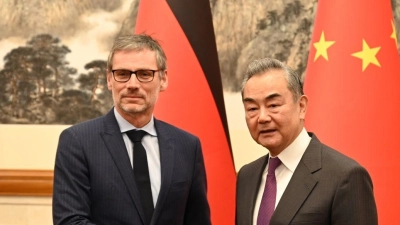 Jens Plötner (l) steht neben Chinas Außenminister Wang Yi. (Foto: Johannes Neudecker/dpa)