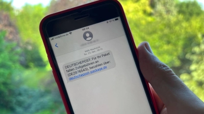 Die Anzahl von betrügerischen SMS, in denen Verbraucher zur Zahlung von angeblichen Zollgebühren aufgefordert werden, hat stark zugenommen. Die Bundesnetzagentur warnt davor, Webseiten zu öffnen. (Foto: Wolf von Dewitz/dpa)