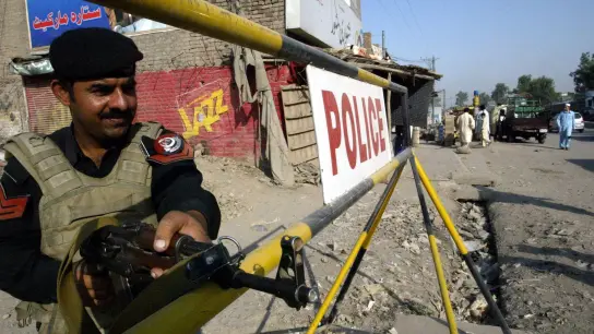 Ein pakistanischer Polizeibeamter mit schwerem Geschütz. (Foto: epa ARBAB/epa/dpa)