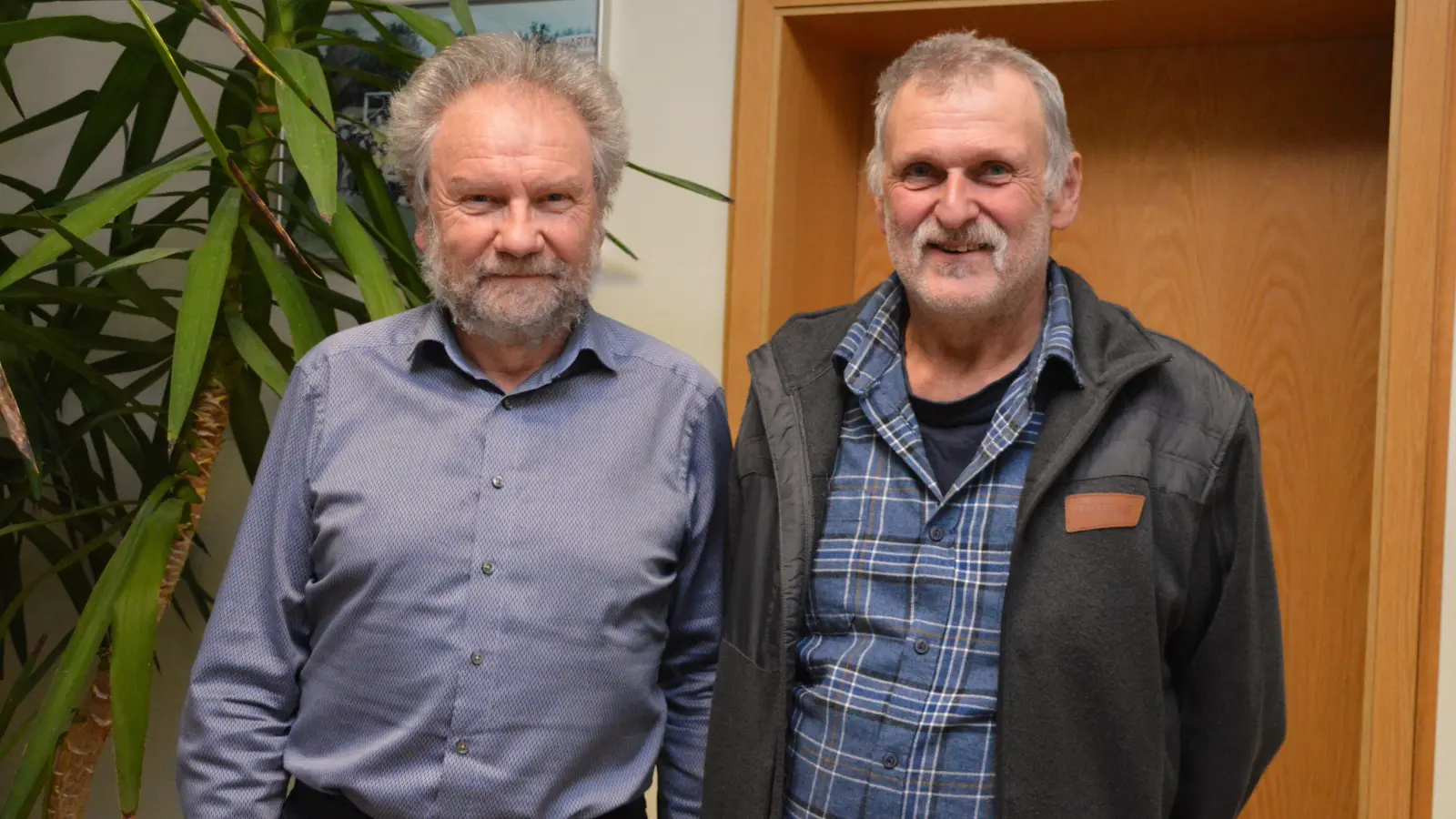 Abschied nach 16 Jahren Ratstätigkeit: Der Gutenstettener Bürgermeister Gerhard Eichner (links) bedankte sich bei Reinhold Schweigert für dessen ehrenamtlichen Einsatz. (Foto: Johannes Zimmermann)
