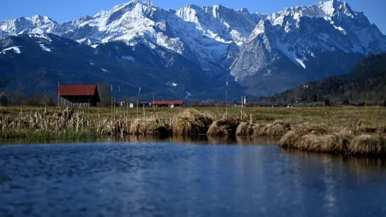 Die Garmischer Wiesen sollen auf die Welterbe-Liste der Unesco kommen - aber dagegen regt sich Widerstand. (Foto: Angelika Warmuth/dpa)