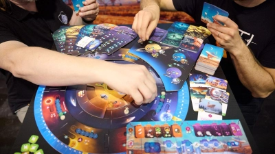 Brettspiele sind nach Branchenangaben weiter stark gefragt. (Foto: Bernd Thissen/dpa)