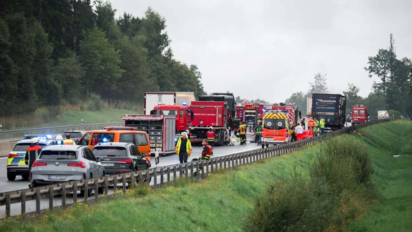 Nach dem Lkw-Brand gab es eine Sperrung.  (Foto: Daniel Vogl/dpa)