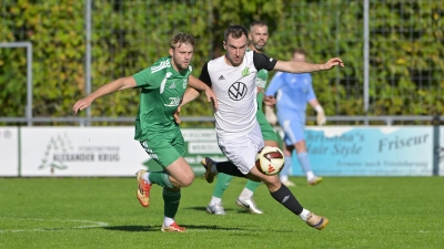 Mit 3:1 besiegte der VfB Schillingsfürst (links Marlon Albig) den FV Uffenheim (Sebastian Zeller). Am Sonntag empfangen die Uffenheimer den Tabellenzweiten Aufkirchen, der VfB spielt bereits am Samstag beim Dritten Burgoberbach. (Foto: Martin Rügner)