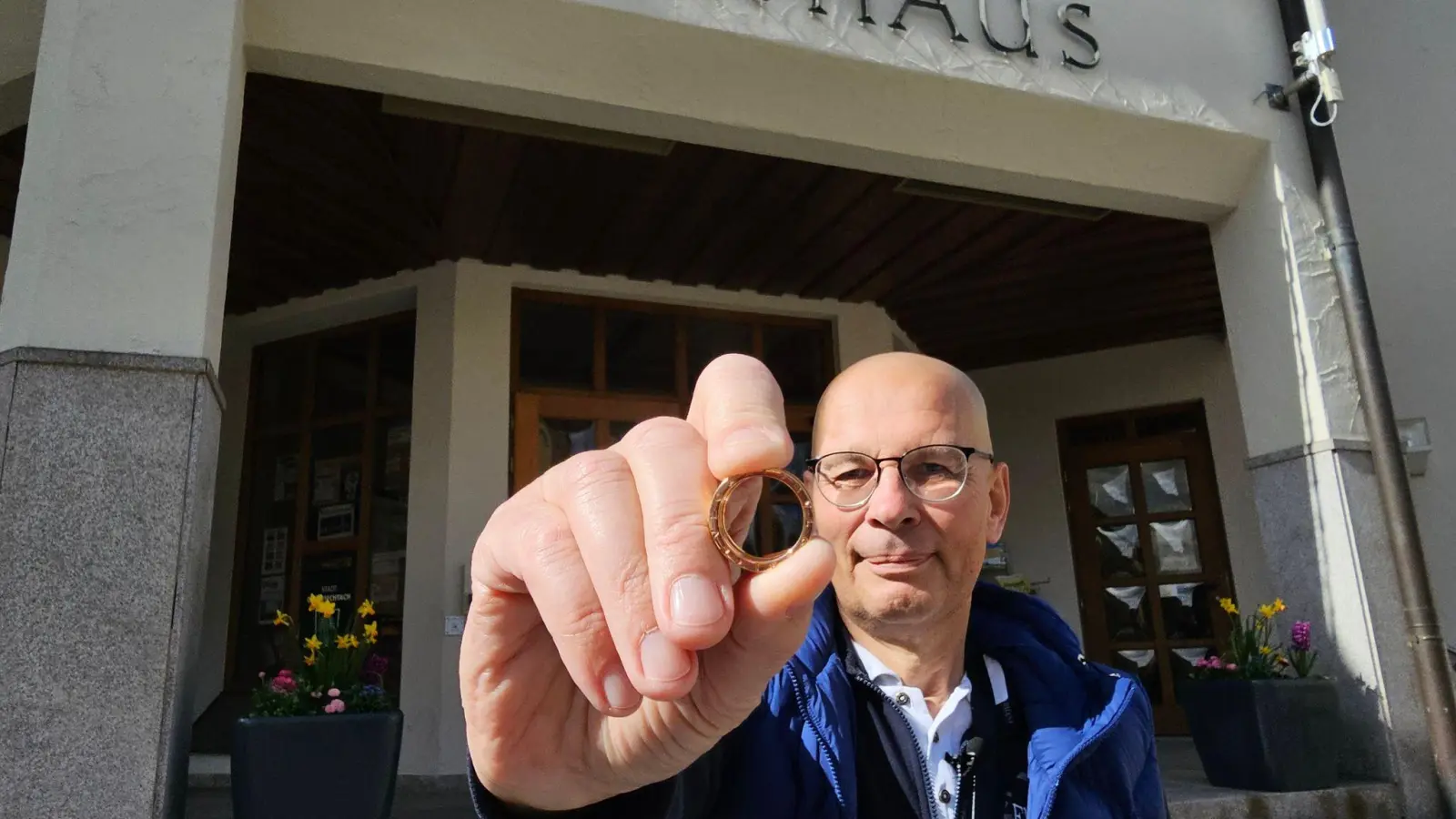 Ein Ehering ist nach einer kleinen Odyssee durch Nordbayern wieder bei seinem Berliner Besitzer angekommen.  (Foto: Mike Müller/dpa)