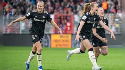 Pernille Harder (l) und die Bayern-Frauen siegten in der vergangenen Spielzeit mit 3:2 in Berlin. (Archivbild)  (Foto: Soeren Stache/dpa)