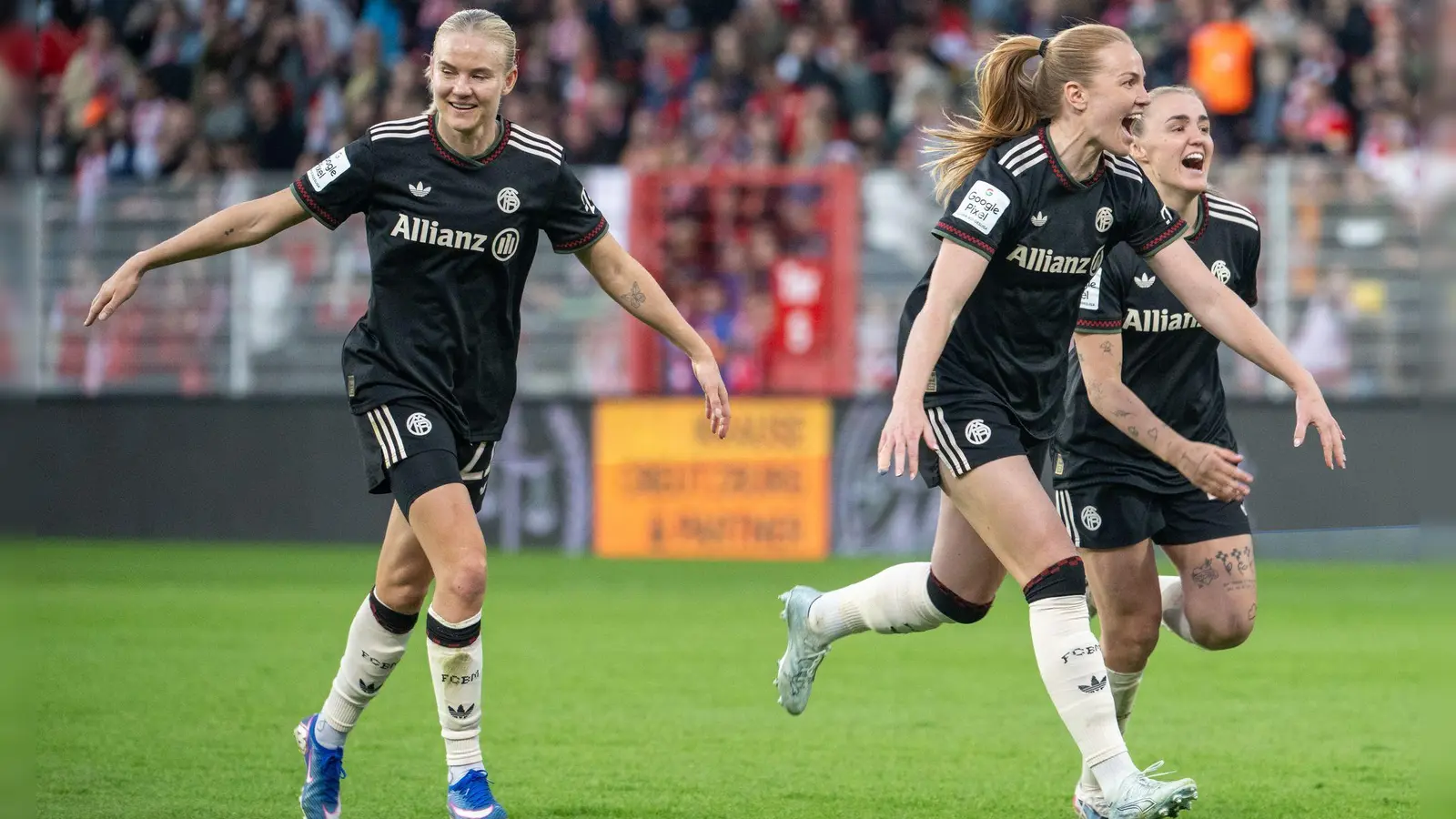 Pernille Harder (l) und die Bayern-Frauen siegten in der vergangenen Spielzeit mit 3:2 in Berlin. (Archivbild)  (Foto: Soeren Stache/dpa)