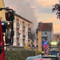 In diesem Mehrfamilienhaus kam es in der Nacht zum Mittwoch zu einer Explosion und einem Brand.  (Foto: Lars Haubner/NEWS5/dpa)