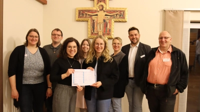 Vertreter des BDKJ Herrieden und der Vorstand des Kreisjugendrings Ansbach sammelten auf der Vollversammlung Unterschriften für die Petition zum Erhalt der Jugendstellen. (Foto: Kreisjugendring Ansbach/Beatrix Friedmann)