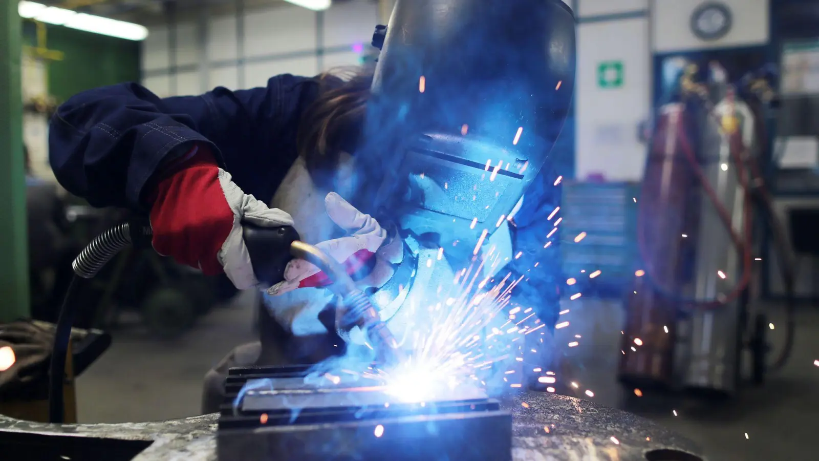 Ein Freiwilliges Handwerksjahr unterscheidet sich deutlich von einem Freiwilligen Sozialen Jahr mit Fokus auf handwerkliche Tätigkeiten. (Foto: Oliver Berg/dpa/dpa-tmn)