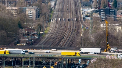 Die achtspurige Bahnstrecke am Autobahnkreuz Kaiserberg in Duisburg, an dem Bauarbeiten stattfinden sollen. (Foto: Christoph Reichwein/dpa)