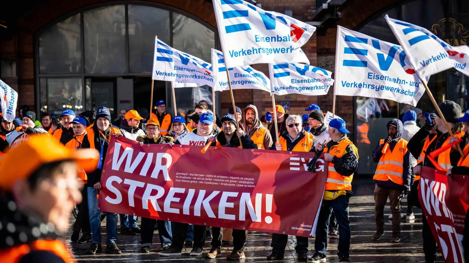 Demonstranten der Eisenbahn- und Verkehrsgewerkschaft (EVG) stehen mit Plakaten vor dem Hauptbahnhof Bremen. (Foto: Sina Schuldt/dpa)
