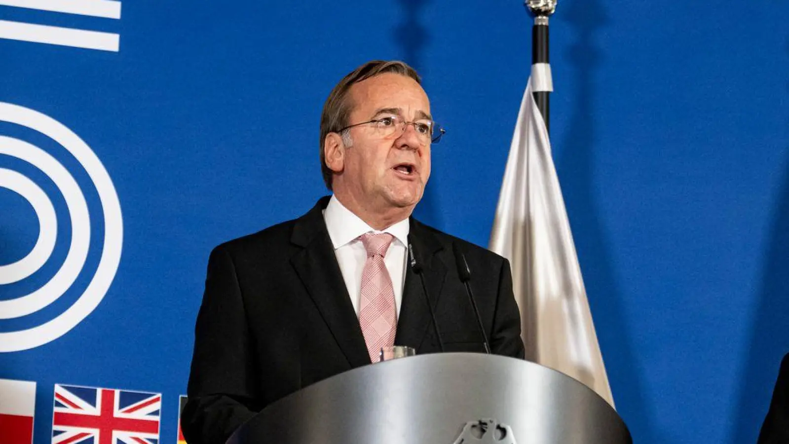 Verteidigungsminister Boris Pistorius kündigt frisches Geld für die Lieferung von US-Rüstungsgütern an die Ukraine an. (Archivbild) (Foto: Fabian Sommer/dpa)