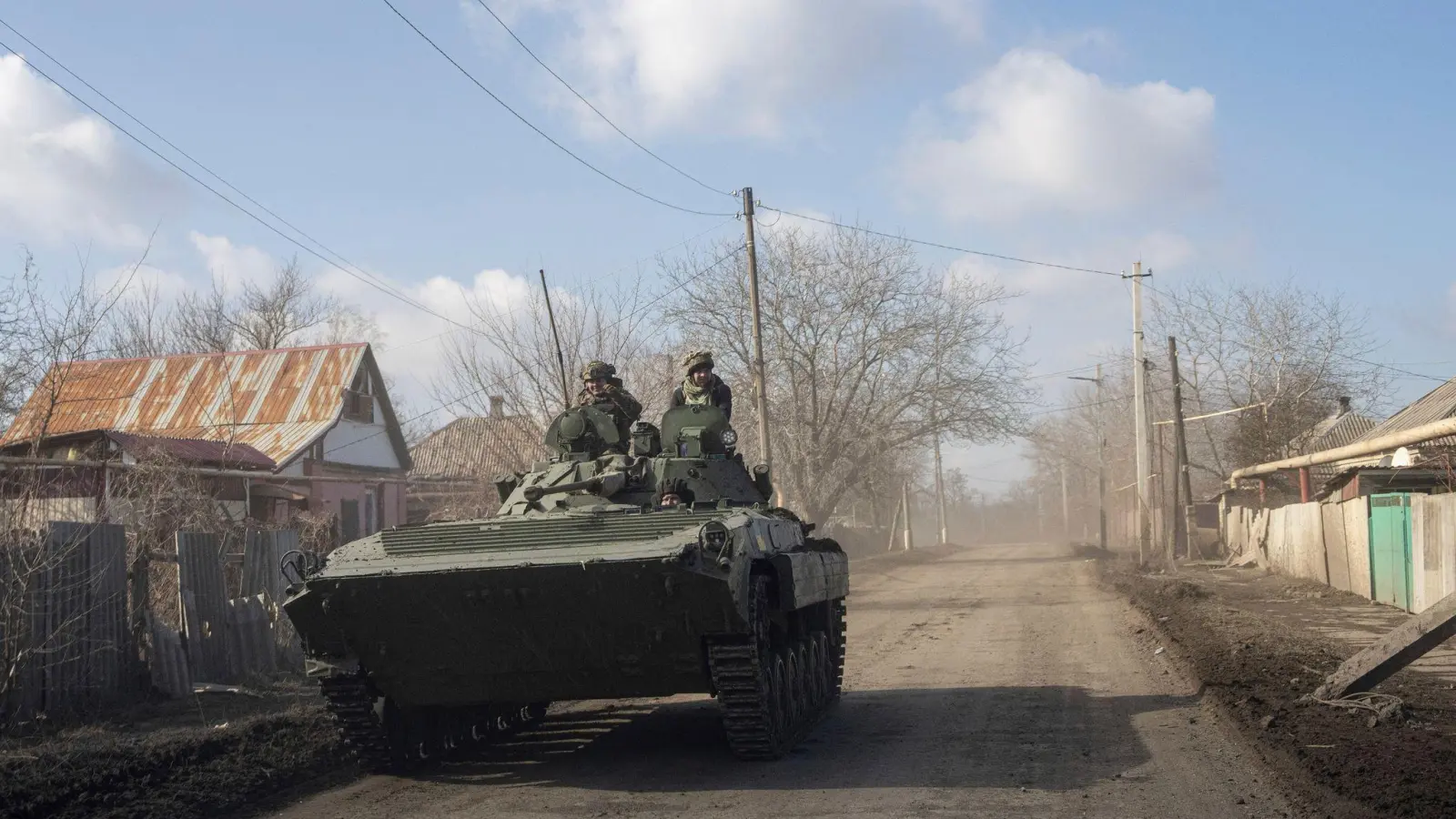 Ein gepanzerter Mannschaftstransportwagen der ukrainischen Streitkräfte fährt in Richtung Frontstellungen in der Nähe von Bachmut. (Foto: Evgeniy Maloletka/AP)