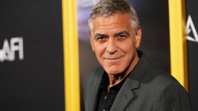 Seit rund 15 Jahren trägt Hollywood-Star George Clooney seine Haare grau - und gilt damit als Vorbild. (Foto: Chris Pizzello/Invision/AP/dpa)